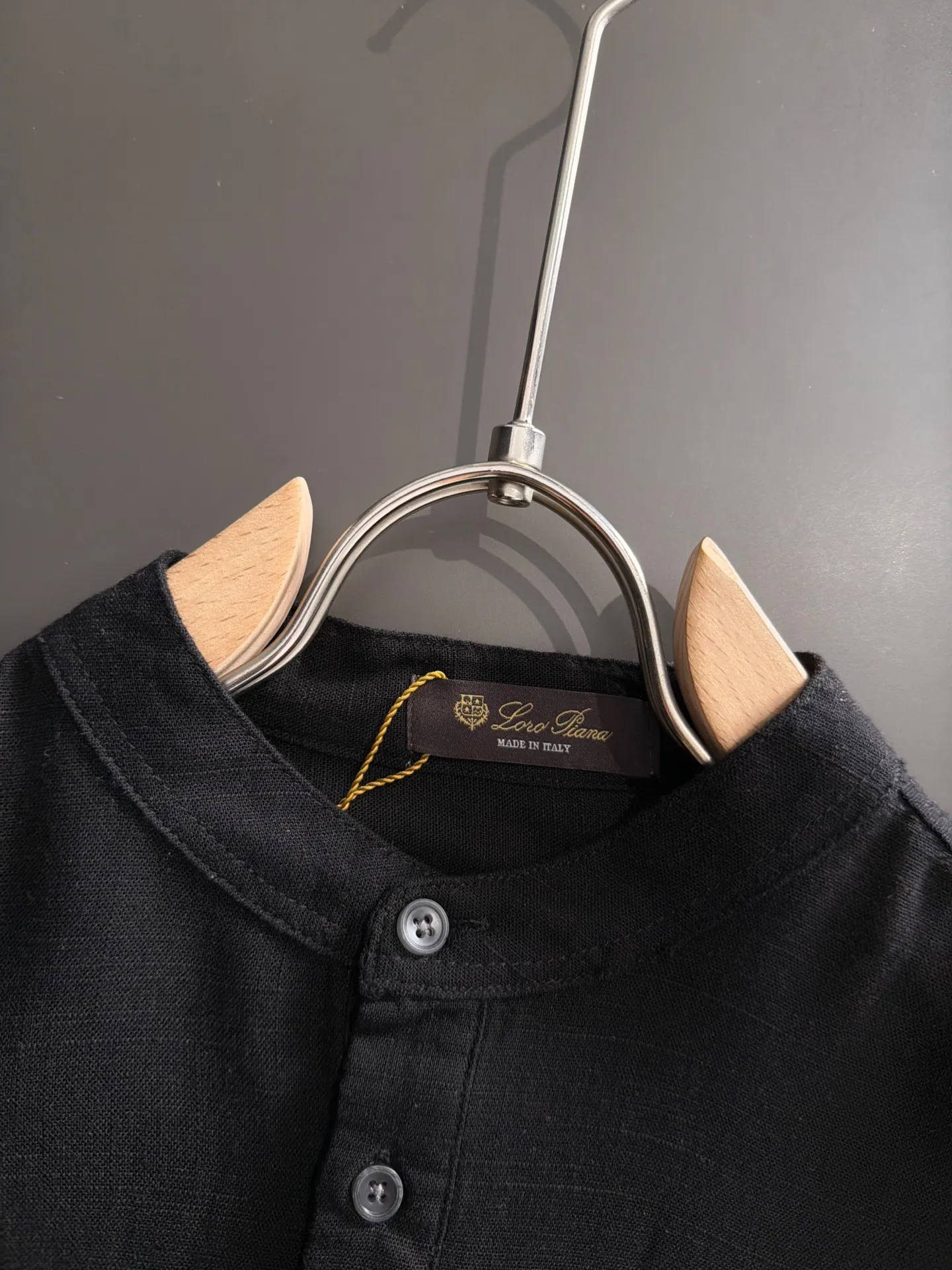 Next day shipment LP high quality Loro Piana 26ss autumn and winter New Arrival linen shirt set Made of one-on-one combed cotton yarn knitted linen fabrics, no pressure in and out of the counter Exclusive control of raw materials It feels substantial when weighed, and the upper body is more textured than ordinary T-shirts. This texture can cope with the weather easily and is suitable for both hot and cold! Loose fit design, looks noble. The only correct version is available Size: M to XXXL
